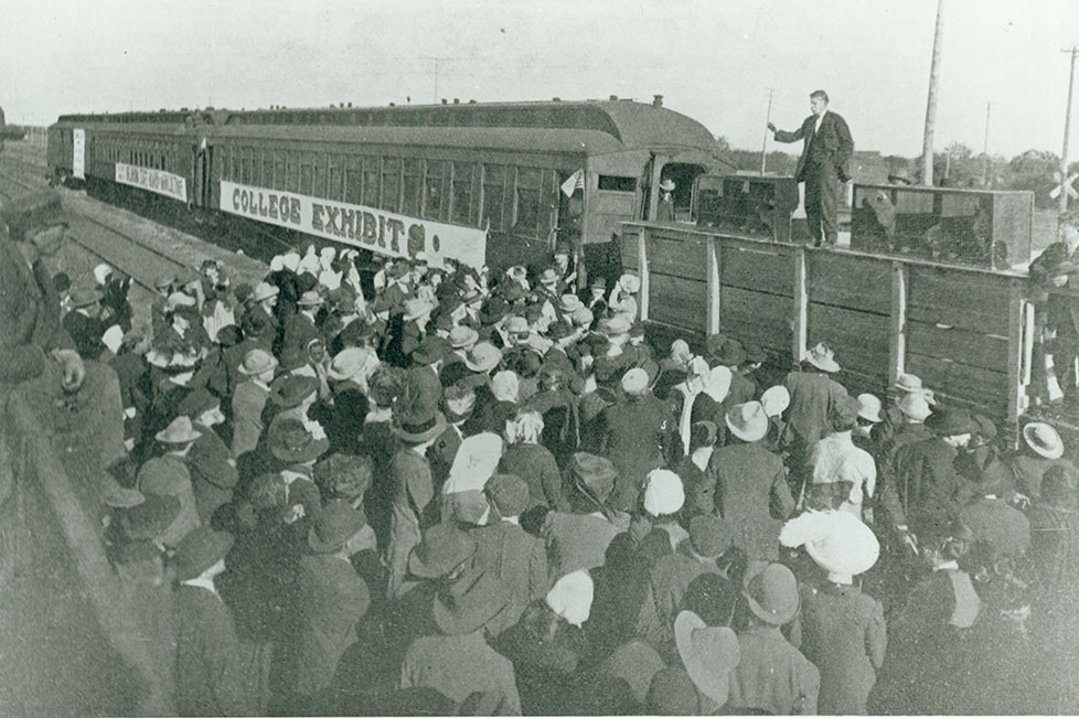 Extension trains and farmer's institutes Extension trains and farmer's institutes