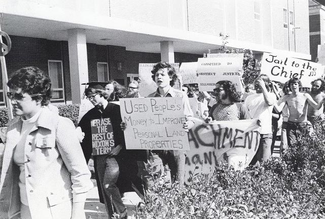 Nixon gives commencement address Nixon gives commencement address